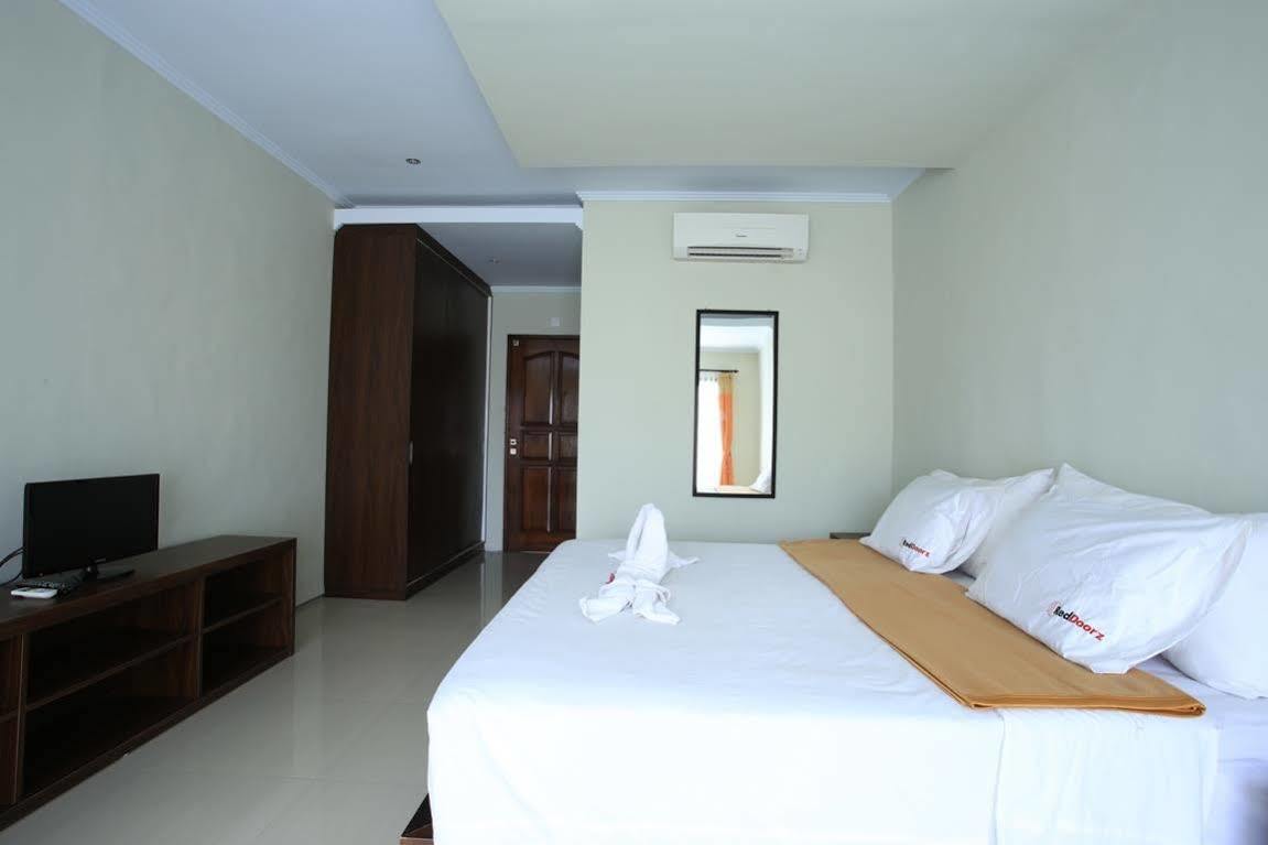 Hotel Reddoorz @ Padma Utara à Legian Extérieur photo