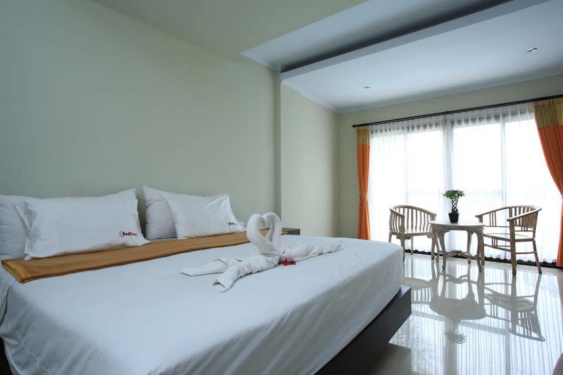 Hotel Reddoorz @ Padma Utara à Legian Extérieur photo